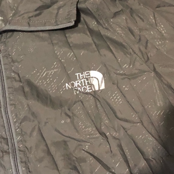 The North Face Windbreaker Men's Medium Nylon Gray Silver Full Zip Jacket - Picture 2 of 7